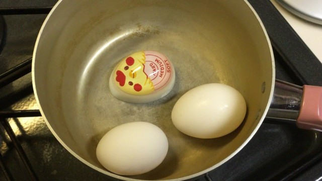 鍋に卵を入れる