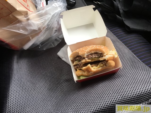 ハンバーガーを車内で食べる